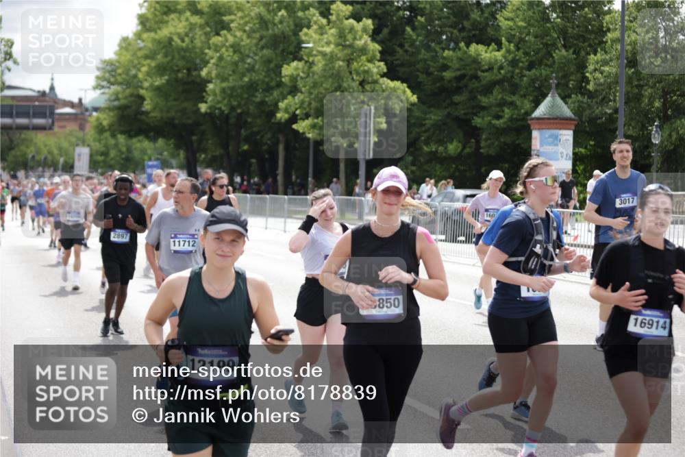 29.06.2025 - hella hamburg halbmarathon Jannik Wohlers http://msf.ph/oto/8178839 29.06.2025 11:09:15 Lombardsbrücke 1601, 1605, 2290, 2897, 3017, 3135, 3137, 4995, 5173, 6959, 7261, 7879, 8018, 8137, 8523, 10850, 11712, 12109, 12199, 12617, 13635, 13636, 14259, 14710, 14850, 15069, 15742, 16013, 16519, 16914, 16969 meine-sportfotos.de