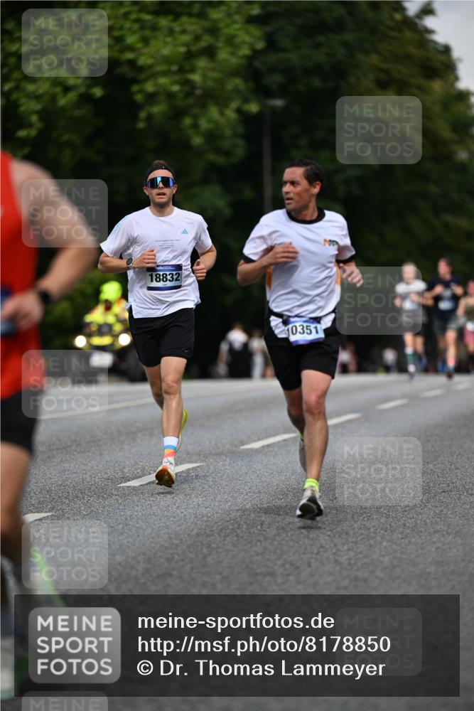 29.06.2025 - hella hamburg halbmarathon Dr. Thomas Lammeyer http://msf.ph/oto/8178850 29.06.2025 09:46:59 Kennedybrücke 1953, 2075, 2180, 2203, 2483, 3189, 3379, 8318, 8376, 9804, 10351 meine-sportfotos.de
