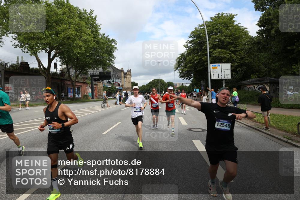 29.06.2025 - hella hamburg halbmarathon Yannick Fuchs http://msf.ph/oto/8178884 29.06.2025 10:42:35 20KM 1086, 1320, 1537, 1884, 1914, 2442, 3213, 3747, 4324, 4711, 5362, 6081, 6377, 6923, 7367, 8216, 8916, 9482, 9538, 9638, 10000, 11467, 12149, 12549, 12747, 12840, 13570, 13614, 14192, 14797, 14814, 14990, 15309, 15573, 15590, 15629, 15735, 15917, 15981, 16094, 16149, 16269, 16414, 16766, 17007, 17127, 18206, 18251, 18476, 18790, 18923, 19198 meine-sportfotos.de