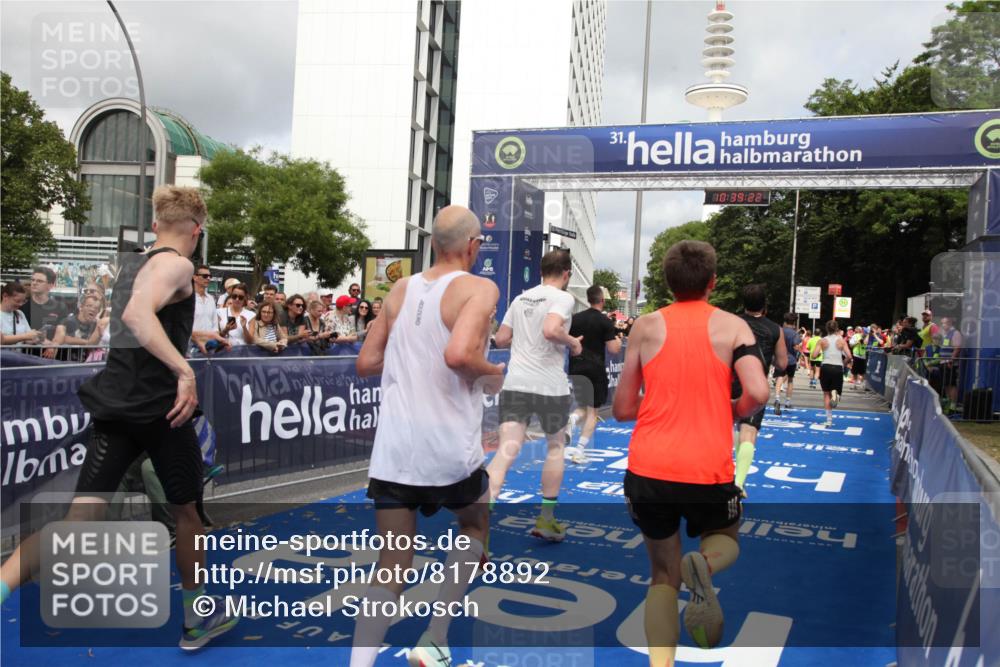 29.06.2025 - hella hamburg halbmarathon Michael Strokosch http://msf.ph/oto/8178892 29.06.2025 10:39:21 Ziel 2044, 3282, 4565, 5752, 6037, 8319, 8925, 11305, 12046, 13479, 13729, 14311, 17646, 17668 meine-sportfotos.de