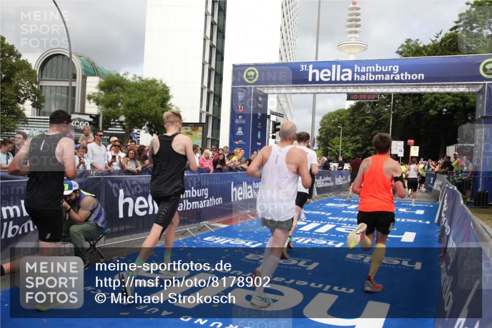 29.06.2025 - hella hamburg halbmarathon Michael Strokosch http://msf.ph/oto/8178902 29.06.2025 10:39:21 Ziel 2044, 3282, 4565, 5752, 6037, 8319, 8925, 11305, 12046, 13479, 13729, 14311, 17646, 17668 meine-sportfotos.de