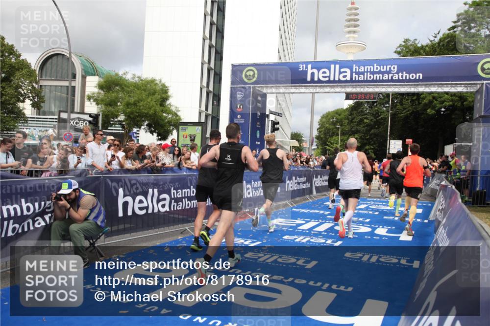 29.06.2025 - hella hamburg halbmarathon Michael Strokosch http://msf.ph/oto/8178916 29.06.2025 10:39:22 Ziel 2044, 4565, 5752, 6037, 8319, 8925, 11305, 12046, 13479, 13729, 14311, 14359, 15866, 17646, 17668 meine-sportfotos.de