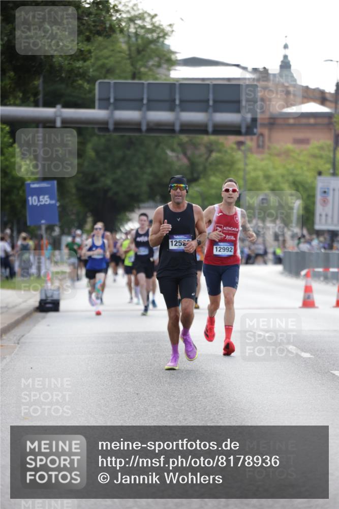 29.06.2025 - hella hamburg halbmarathon Jannik Wohlers http://msf.ph/oto/8178936 29.06.2025 09:42:28 Lombardsbrücke 5612, 7331, 7855, 9269, 11078, 11228, 12360, 12529, 12992, 13346, 14753, 14836, 17614, 18740, 19041, 19042, 19050, 19076, 19078 meine-sportfotos.de