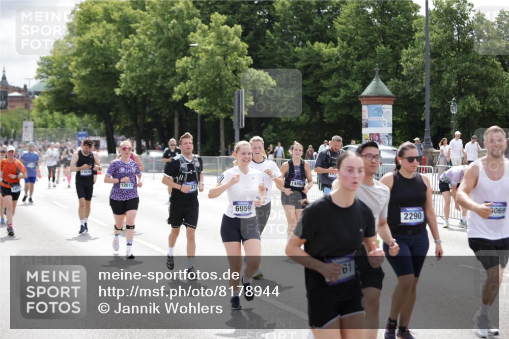 29.06.2025 - hella hamburg halbmarathon Jannik Wohlers http://msf.ph/oto/8178944 29.06.2025 11:09:21 Lombardsbrücke 1601, 1605, 2694, 2724, 2726, 2897, 3017, 3135, 3137, 6959, 7261, 7879, 8018, 8137, 11712, 12109, 12617, 13635, 13636, 13907, 14109, 14259, 14710, 14850, 15069, 15181, 15742, 16013, 16914, 16969 meine-sportfotos.de