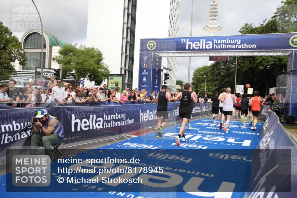 29.06.2025 - hella hamburg halbmarathon Michael Strokosch http://msf.ph/oto/8178945 29.06.2025 10:39:23 Ziel 2044, 4565, 5752, 6037, 8319, 8925, 12046, 13479, 14311, 14359, 15866, 17646 meine-sportfotos.de
