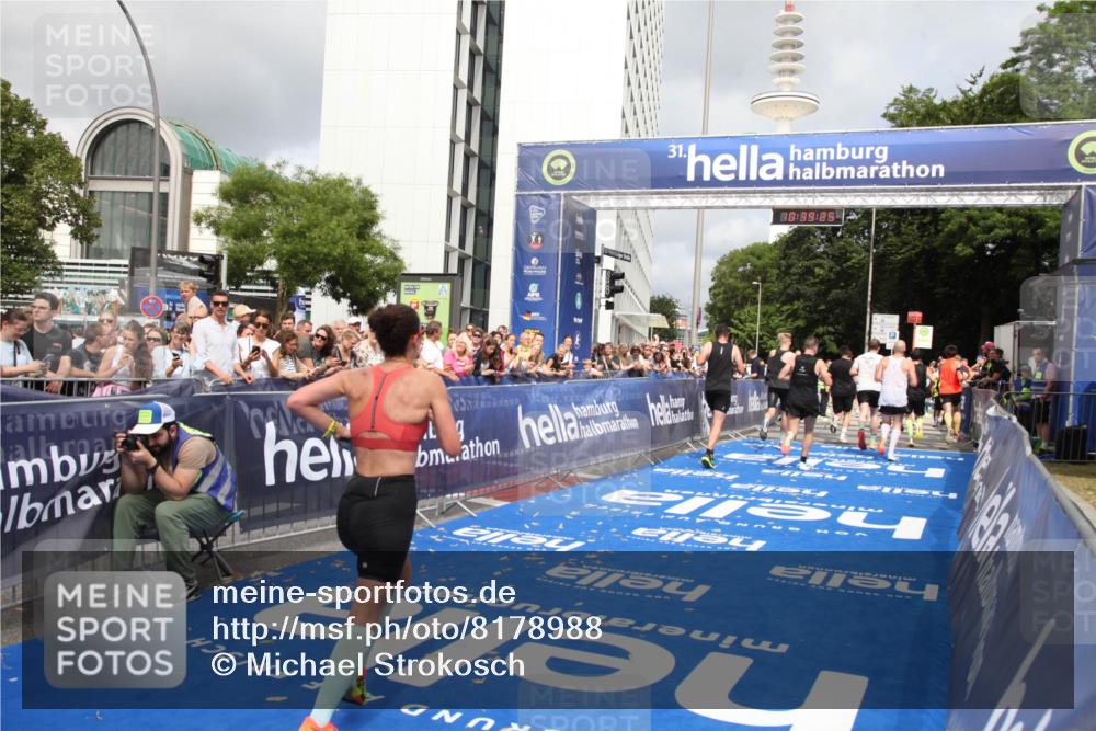29.06.2025 - hella hamburg halbmarathon Michael Strokosch http://msf.ph/oto/8178988 29.06.2025 10:39:24 Ziel 2044, 4565, 5752, 6037, 8319, 8925, 12046, 13479, 14359, 15013, 15866, 17646 meine-sportfotos.de