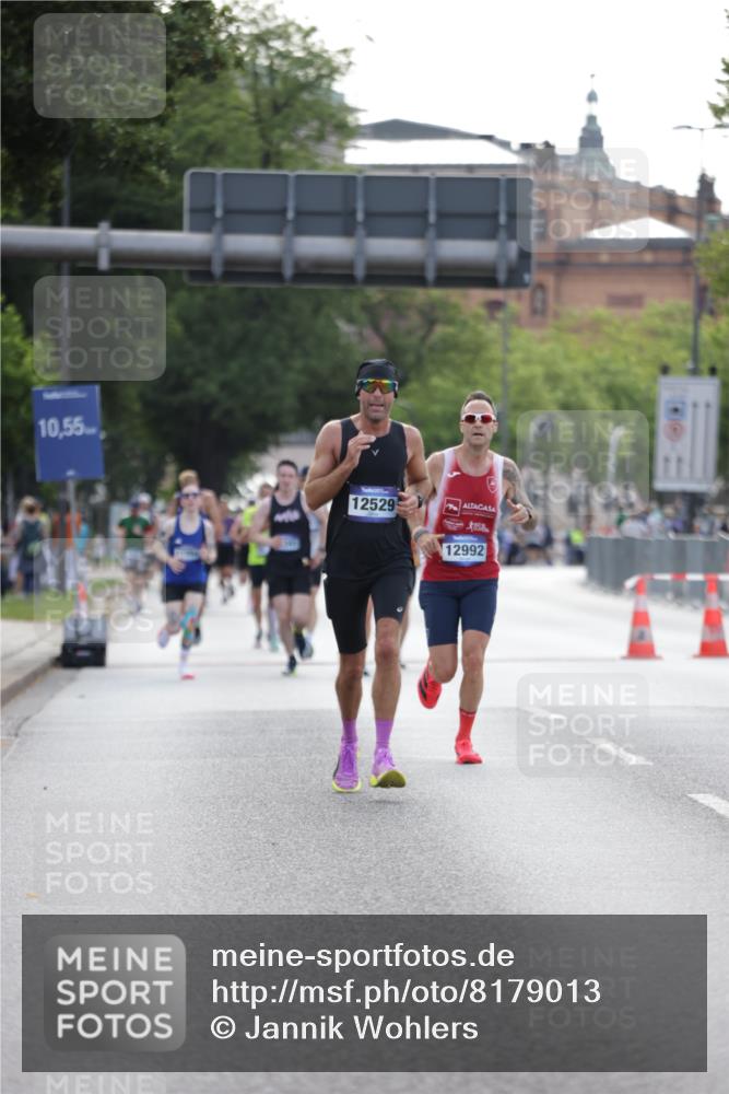 29.06.2025 - hella hamburg halbmarathon Jannik Wohlers http://msf.ph/oto/8179013 29.06.2025 09:42:28 Lombardsbrücke 5612, 7331, 7855, 9269, 11078, 11228, 12360, 12529, 12992, 13346, 14753, 14836, 17614, 18740, 19041, 19042, 19050, 19076, 19078 meine-sportfotos.de