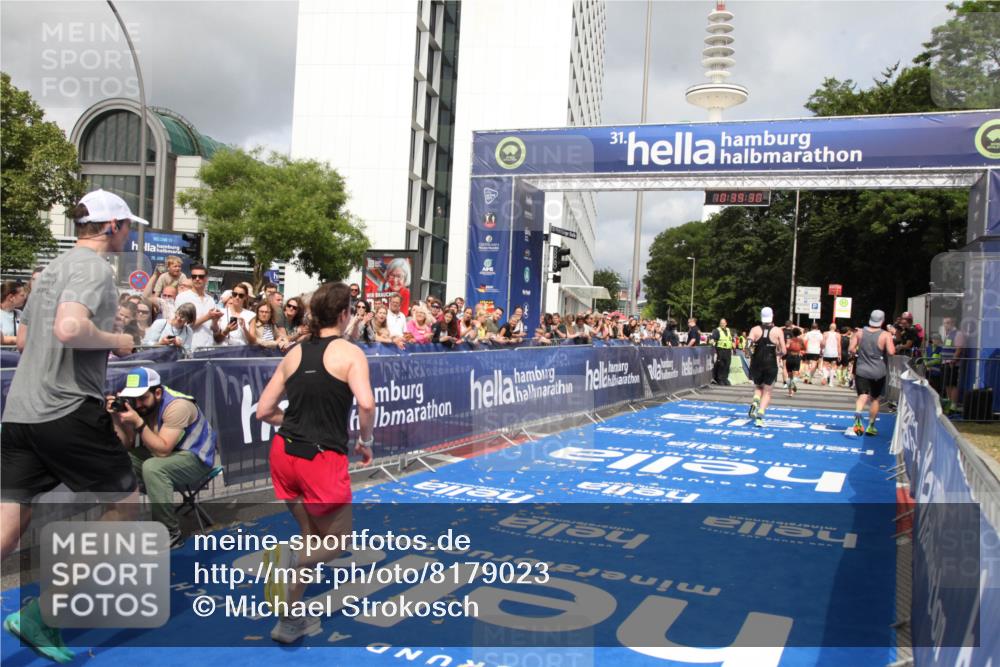 29.06.2025 - hella hamburg halbmarathon Michael Strokosch http://msf.ph/oto/8179023 29.06.2025 10:39:29 Ziel 1343, 2546, 2972, 6037, 6152, 8346, 12335, 12372, 14359, 15013, 15866 meine-sportfotos.de