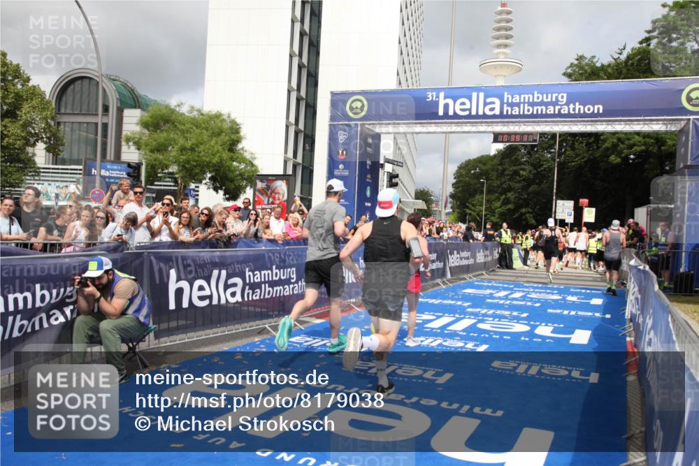 29.06.2025 - hella hamburg halbmarathon Michael Strokosch http://msf.ph/oto/8179038 29.06.2025 10:39:30 Ziel 1343, 2546, 2972, 6152, 8346, 12335, 12372, 14359, 15013, 15866 meine-sportfotos.de