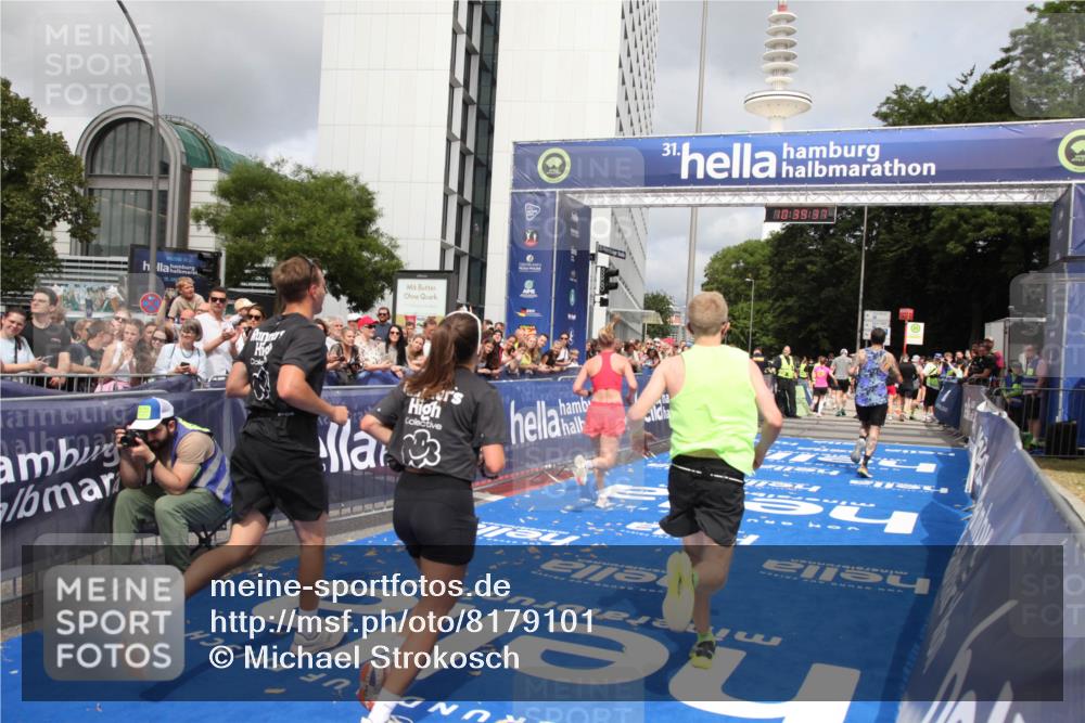 29.06.2025 - hella hamburg halbmarathon Michael Strokosch http://msf.ph/oto/8179101 29.06.2025 10:39:36 Ziel 1343, 2546, 7152, 7154, 9116, 9265, 15336, 15828, 15965, 17215, 17360, 18154, 18285, 18803 meine-sportfotos.de
