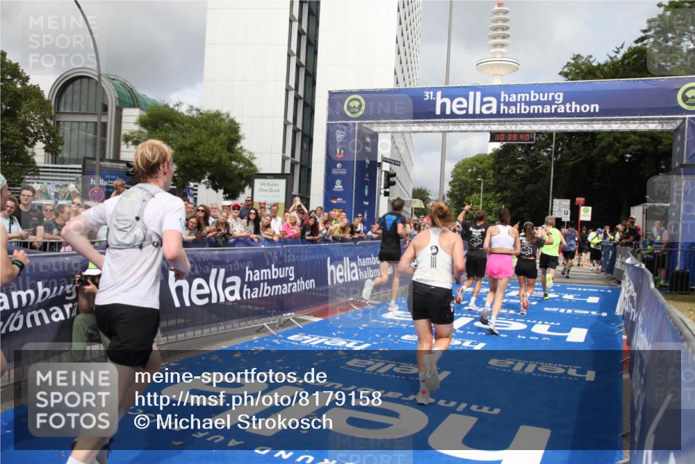 29.06.2025 - hella hamburg halbmarathon Michael Strokosch http://msf.ph/oto/8179158 29.06.2025 10:39:39 Ziel 4888, 7152, 7154, 9116, 9265, 11284, 11806, 14077, 15094, 15336, 15828, 15965, 17215, 17360, 17425, 18154, 18285, 18803 meine-sportfotos.de