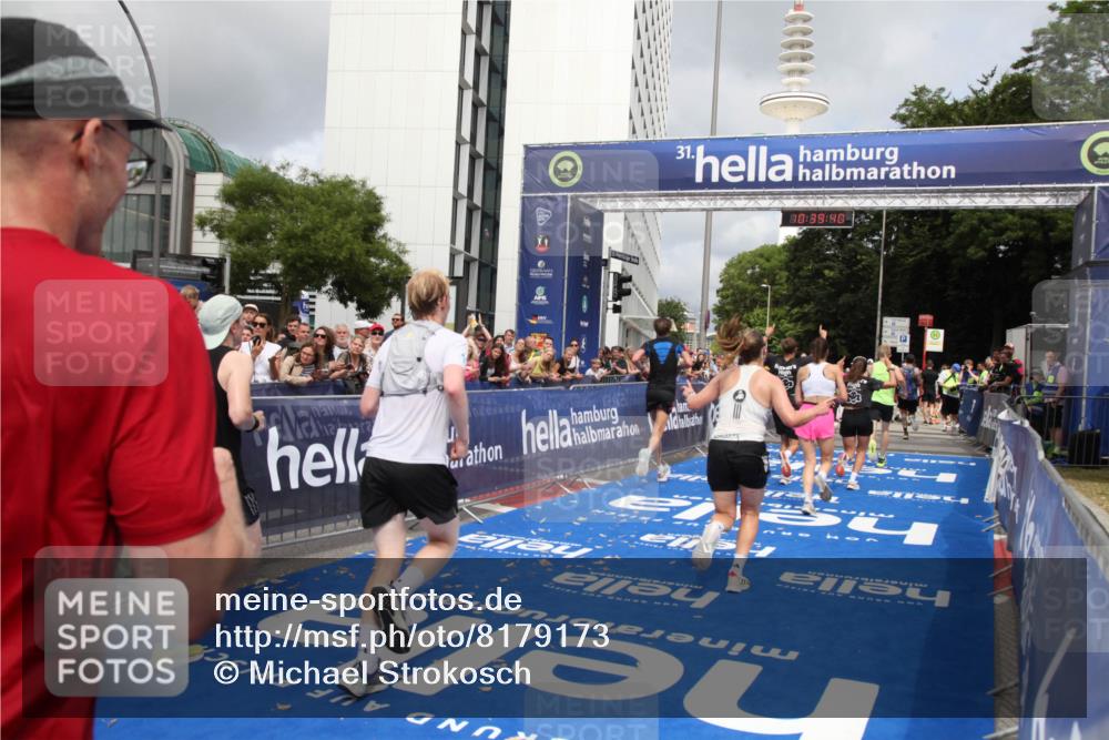 29.06.2025 - hella hamburg halbmarathon Michael Strokosch http://msf.ph/oto/8179173 29.06.2025 10:39:39 Ziel 4888, 7152, 7154, 9116, 9265, 11284, 11806, 14077, 15094, 15336, 15828, 15965, 17215, 17360, 17425, 18154, 18285, 18803 meine-sportfotos.de