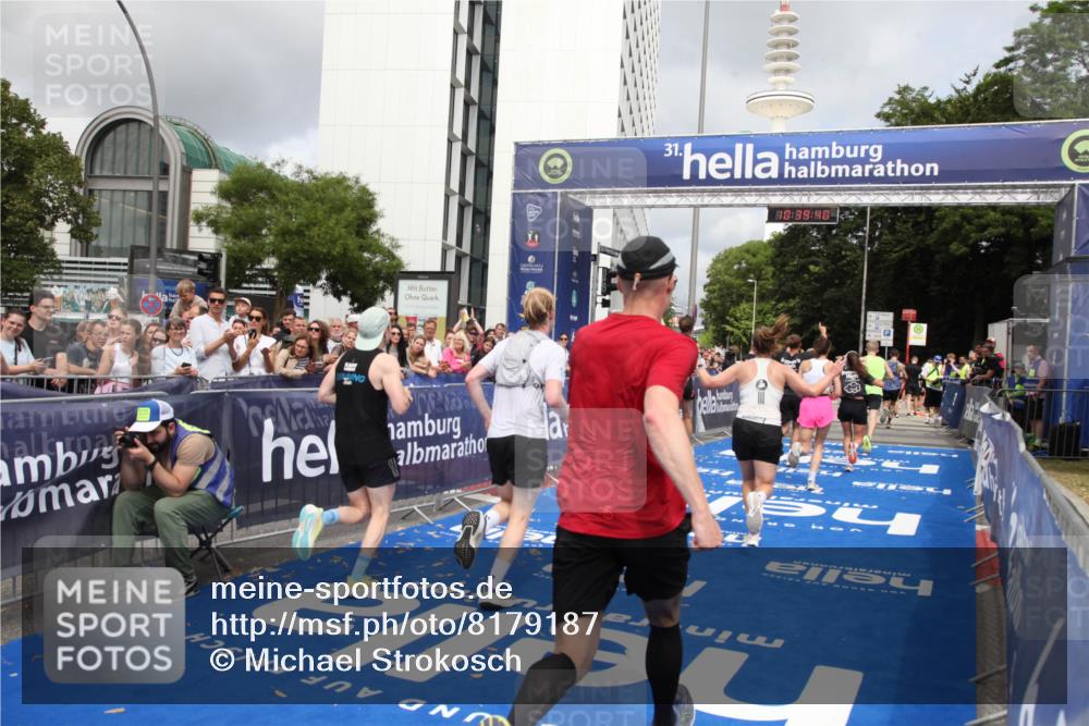 29.06.2025 - hella hamburg halbmarathon Michael Strokosch http://msf.ph/oto/8179187 29.06.2025 10:39:39 Ziel 4888, 7152, 7154, 9116, 9265, 11284, 11806, 14077, 15094, 15336, 15828, 15965, 17215, 17360, 17425, 18154, 18285, 18803 meine-sportfotos.de
