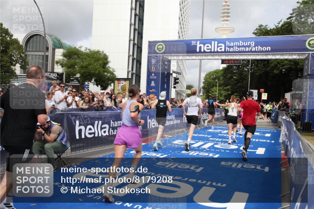 29.06.2025 - hella hamburg halbmarathon Michael Strokosch http://msf.ph/oto/8179208 29.06.2025 10:39:40 Ziel 1358, 4888, 7152, 7154, 9116, 9265, 11284, 11806, 14077, 15094, 15336, 15828, 15965, 17215, 17360, 17425, 18154, 18285, 18803 meine-sportfotos.de