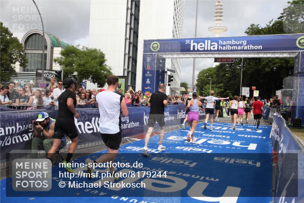 29.06.2025 - hella hamburg halbmarathon Michael Strokosch http://msf.ph/oto/8179244 29.06.2025 10:39:41 Ziel 1358, 4398, 4888, 7152, 7154, 9116, 9265, 11284, 11806, 14077, 15094, 15336, 15828, 16761, 17215, 17360, 17425, 18154, 18285, 18803 meine-sportfotos.de