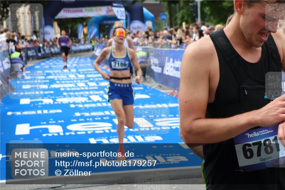 29.06.2025 - hella hamburg halbmarathon Zöllner http://msf.ph/oto/8179257 29.06.2025 10:29:46 Ziel 7186, 13374, 16818 meine-sportfotos.de