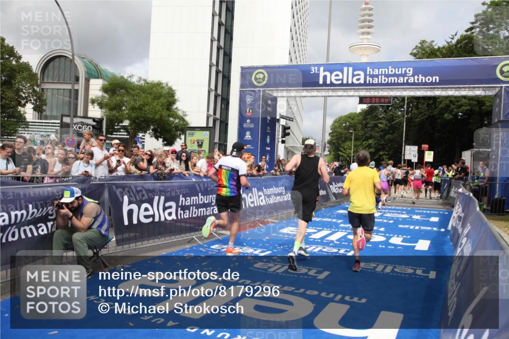 29.06.2025 - hella hamburg halbmarathon Michael Strokosch http://msf.ph/oto/8179296 29.06.2025 10:39:43 Ziel 1358, 4398, 4888, 11284, 11806, 14077, 15094, 15435, 15828, 16580, 16761, 17215, 17360, 17425, 18154, 18285, 18803 meine-sportfotos.de