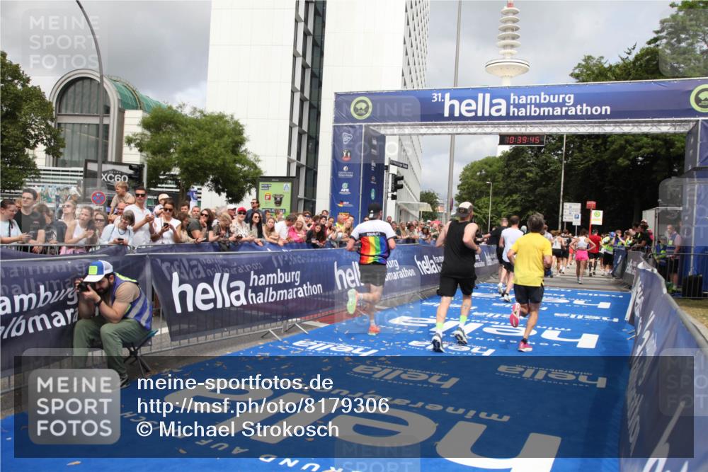 29.06.2025 - hella hamburg halbmarathon Michael Strokosch http://msf.ph/oto/8179306 29.06.2025 10:39:44 Ziel 1358, 4398, 4888, 11284, 11806, 13190, 14077, 15094, 15435, 16580, 16761, 17005, 17215, 17360, 17425, 17792, 18154, 18803 meine-sportfotos.de