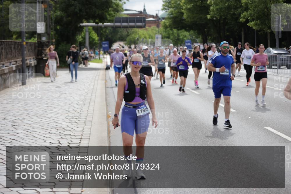 29.06.2025 - hella hamburg halbmarathon Jannik Wohlers http://msf.ph/oto/8179324 29.06.2025 11:09:28 Lombardsbrücke 1299, 1301, 1601, 2694, 2724, 2726, 2897, 3017, 3135, 3137, 3498, 3500, 4058, 5555, 5558, 6323, 6434, 6959, 7261, 9300, 10164, 11170, 11171, 11894, 12085, 12617, 13597, 13635, 13636, 13858, 13907, 14109, 14156, 14259, 14401, 14710, 14850, 15069, 15181, 15440, 15638, 15742, 16013, 16324, 16969 meine-sportfotos.de