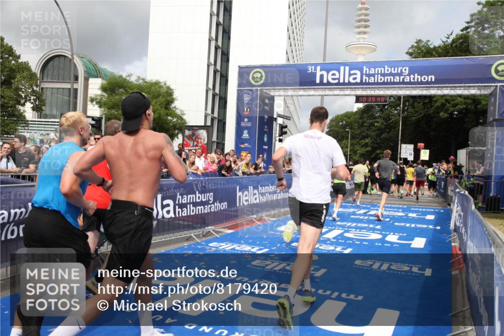 29.06.2025 - hella hamburg halbmarathon Michael Strokosch http://msf.ph/oto/8179420 29.06.2025 10:39:48 Ziel 1358, 1975, 4398, 4888, 13190, 14204, 15435, 15744, 16580, 16761, 17005, 17425, 17792, 18013 meine-sportfotos.de