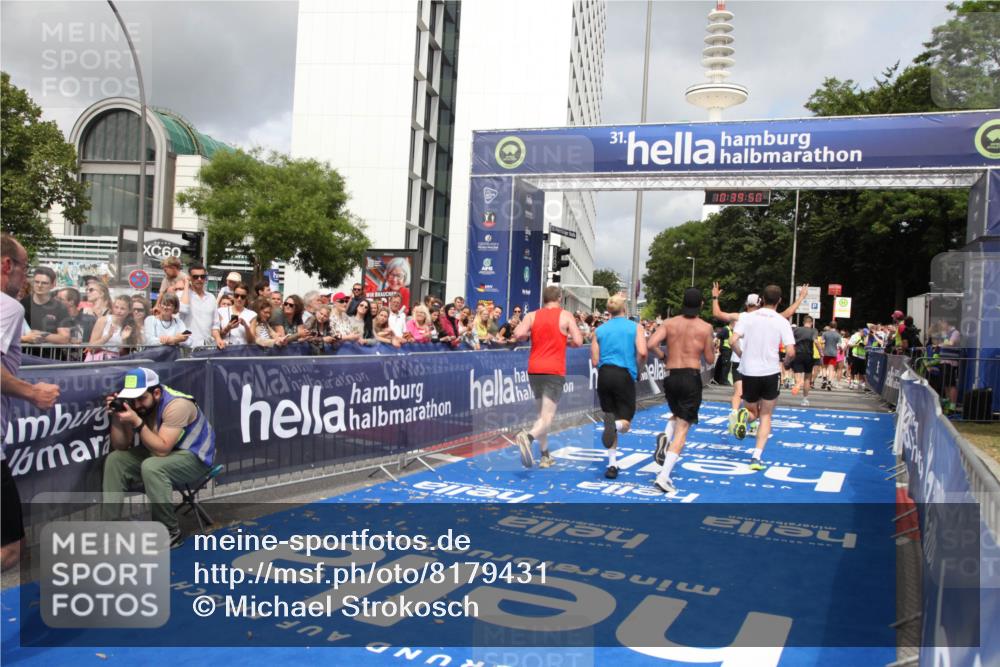 29.06.2025 - hella hamburg halbmarathon Michael Strokosch http://msf.ph/oto/8179431 29.06.2025 10:39:49 Ziel 1358, 1975, 4398, 13190, 14204, 15435, 15744, 16580, 16761, 17005, 17792, 18013 meine-sportfotos.de