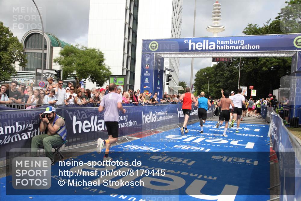 29.06.2025 - hella hamburg halbmarathon Michael Strokosch http://msf.ph/oto/8179445 29.06.2025 10:39:50 Ziel 1975, 2525, 4398, 13190, 14204, 15435, 15744, 16580, 16761, 17005, 17792, 18013 meine-sportfotos.de