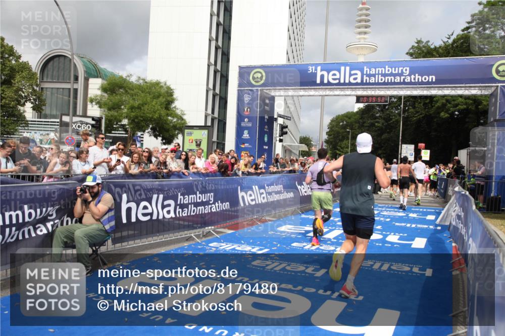 29.06.2025 - hella hamburg halbmarathon Michael Strokosch http://msf.ph/oto/8179480 29.06.2025 10:39:51 Ziel 1975, 2525, 2573, 13190, 14204, 15435, 15744, 16580, 17005, 17792, 18013 meine-sportfotos.de