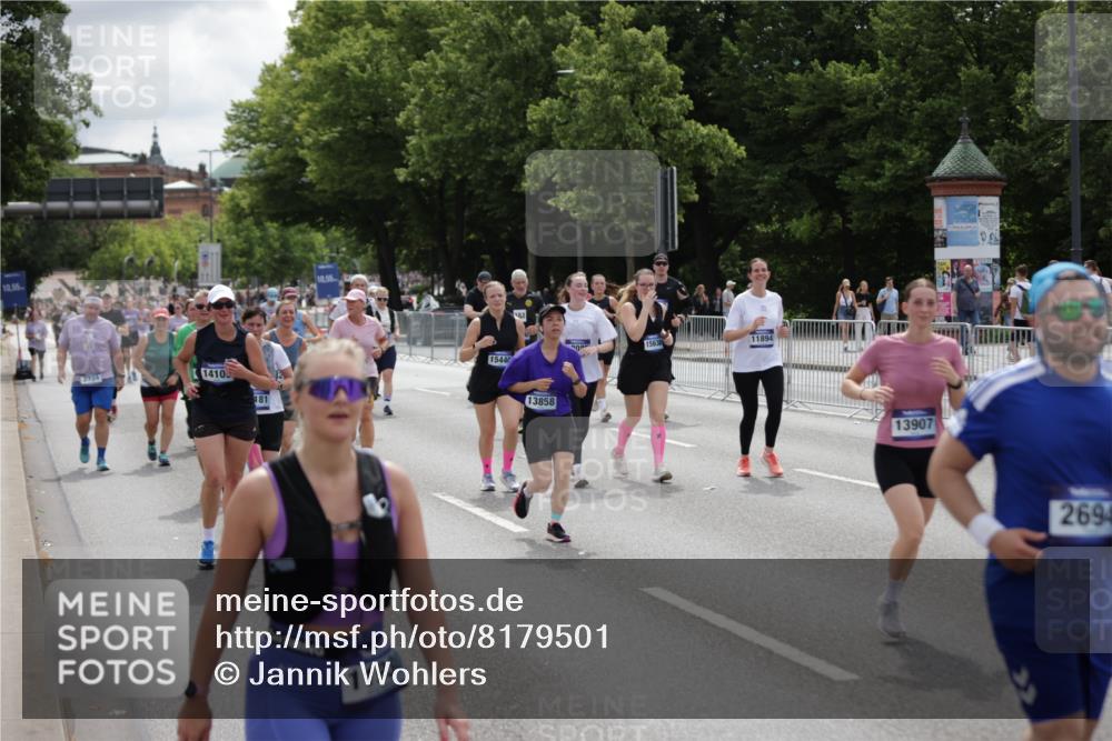 29.06.2025 - hella hamburg halbmarathon Jannik Wohlers http://msf.ph/oto/8179501 29.06.2025 11:09:30 Lombardsbrücke 1299, 1301, 1601, 2694, 2724, 2726, 3135, 3137, 3498, 3500, 4058, 5555, 5558, 6323, 6434, 6959, 9300, 10164, 11170, 11171, 11894, 12085, 12243, 12617, 13597, 13635, 13636, 13858, 13907, 14109, 14156, 14259, 14401, 14710, 14850, 15069, 15181, 15440, 15638, 15742, 16324, 16969 meine-sportfotos.de