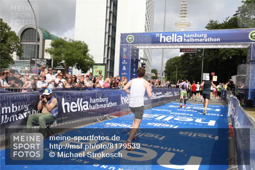29.06.2025 - hella hamburg halbmarathon Michael Strokosch http://msf.ph/oto/8179539 29.06.2025 10:39:53 Ziel 1975, 2525, 2563, 2573, 4766, 6149, 11714, 13190, 14204, 15744, 15813, 17005, 17792, 18013 meine-sportfotos.de