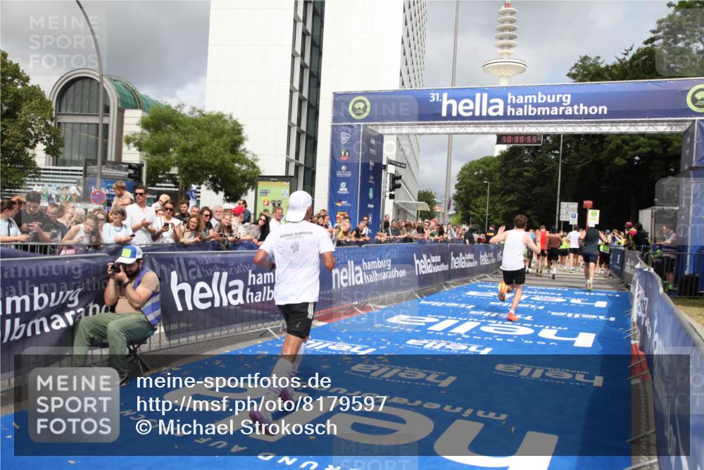29.06.2025 - hella hamburg halbmarathon Michael Strokosch http://msf.ph/oto/8179597 29.06.2025 10:39:54 Ziel 1603, 1975, 2525, 2563, 2573, 4766, 6149, 11714, 14204, 15744, 15813, 18013 meine-sportfotos.de