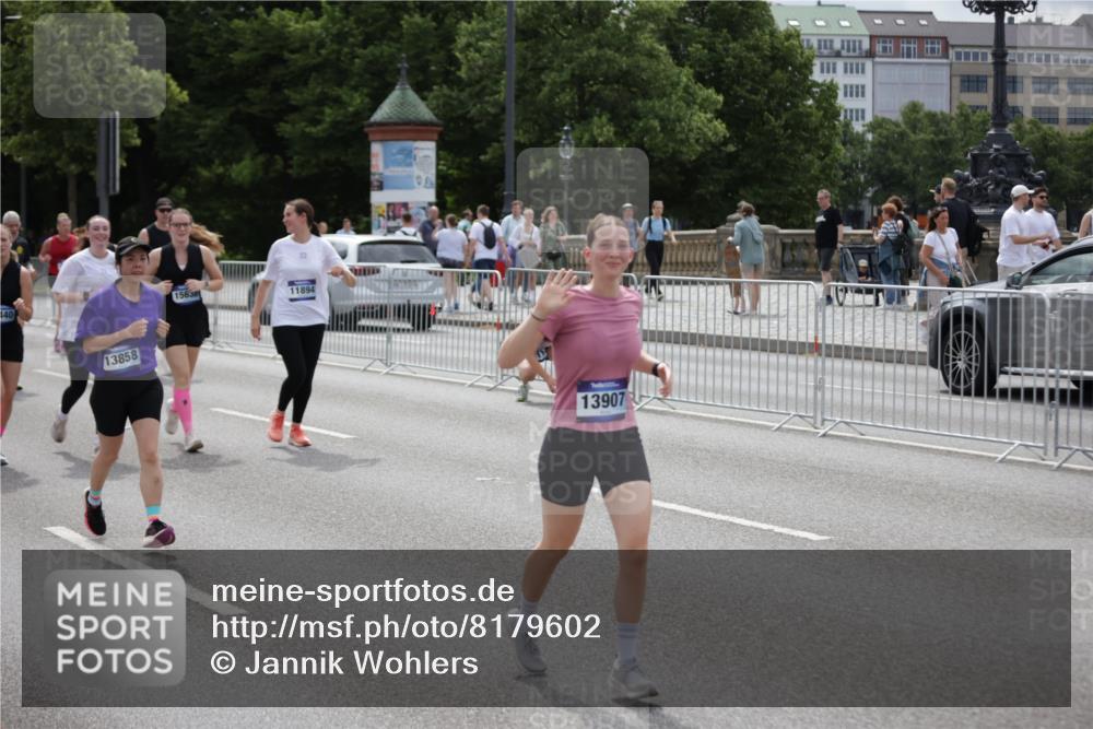 29.06.2025 - hella hamburg halbmarathon Jannik Wohlers http://msf.ph/oto/8179602 29.06.2025 11:09:31 Lombardsbrücke 1299, 1301, 1601, 2694, 2724, 2726, 3135, 3137, 3498, 3500, 4058, 5555, 5558, 6323, 6434, 6959, 8119, 9300, 10164, 11170, 11171, 11894, 12085, 12243, 12617, 13597, 13635, 13636, 13858, 13907, 14109, 14156, 14259, 14401, 14710, 14850, 15069, 15181, 15440, 15638, 15742, 16324, 16969 meine-sportfotos.de