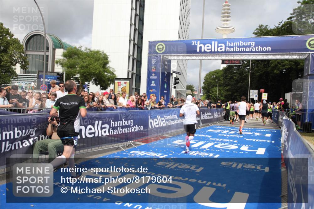 29.06.2025 - hella hamburg halbmarathon Michael Strokosch http://msf.ph/oto/8179604 29.06.2025 10:39:55 Ziel 1603, 1975, 2525, 2563, 2573, 4766, 6149, 7981, 11714, 14204, 15744, 15813 meine-sportfotos.de