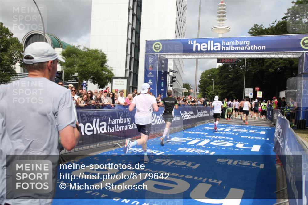 29.06.2025 - hella hamburg halbmarathon Michael Strokosch http://msf.ph/oto/8179642 29.06.2025 10:39:56 Ziel 1603, 1975, 2525, 2563, 2573, 4766, 6149, 7981, 8574, 11714, 15813 meine-sportfotos.de