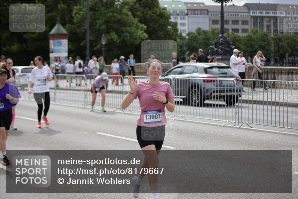 29.06.2025 - hella hamburg halbmarathon Jannik Wohlers http://msf.ph/oto/8179667 29.06.2025 11:09:32 Lombardsbrücke 1299, 1301, 1601, 2694, 2724, 2726, 3135, 3137, 3498, 3500, 4058, 5555, 5558, 6323, 6434, 6959, 8119, 9300, 10164, 11170, 11171, 11894, 12085, 12243, 12617, 13597, 13635, 13636, 13858, 13907, 14109, 14156, 14401, 14710, 15181, 15440, 15638, 15742, 16324, 16969 meine-sportfotos.de