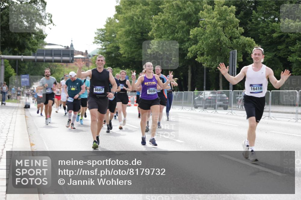 29.06.2025 - hella hamburg halbmarathon Jannik Wohlers http://msf.ph/oto/8179732 29.06.2025 10:22:46 Lombardsbrücke 2925, 3029, 3034, 4190, 4266, 4793, 6502, 6578, 6784, 6785, 6849, 7891, 8687, 8688, 8716, 8918, 8920, 9133, 9301, 9877, 9913, 10739, 11798, 12025, 12073, 12265, 13560, 14041, 14338, 14821, 16416, 16558, 16565, 16566, 16863, 17013, 17099, 17207, 17299, 17657, 17719 meine-sportfotos.de
