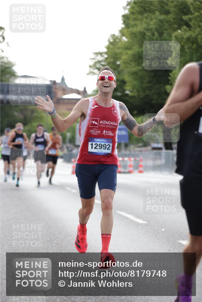 29.06.2025 - hella hamburg halbmarathon Jannik Wohlers http://msf.ph/oto/8179748 29.06.2025 09:42:33 Lombardsbrücke 5612, 7331, 7855, 9097, 9269, 11228, 11994, 12341, 12360, 12529, 12992, 13346, 14753, 14836, 18740, 19041, 19042, 19050, 19076 meine-sportfotos.de