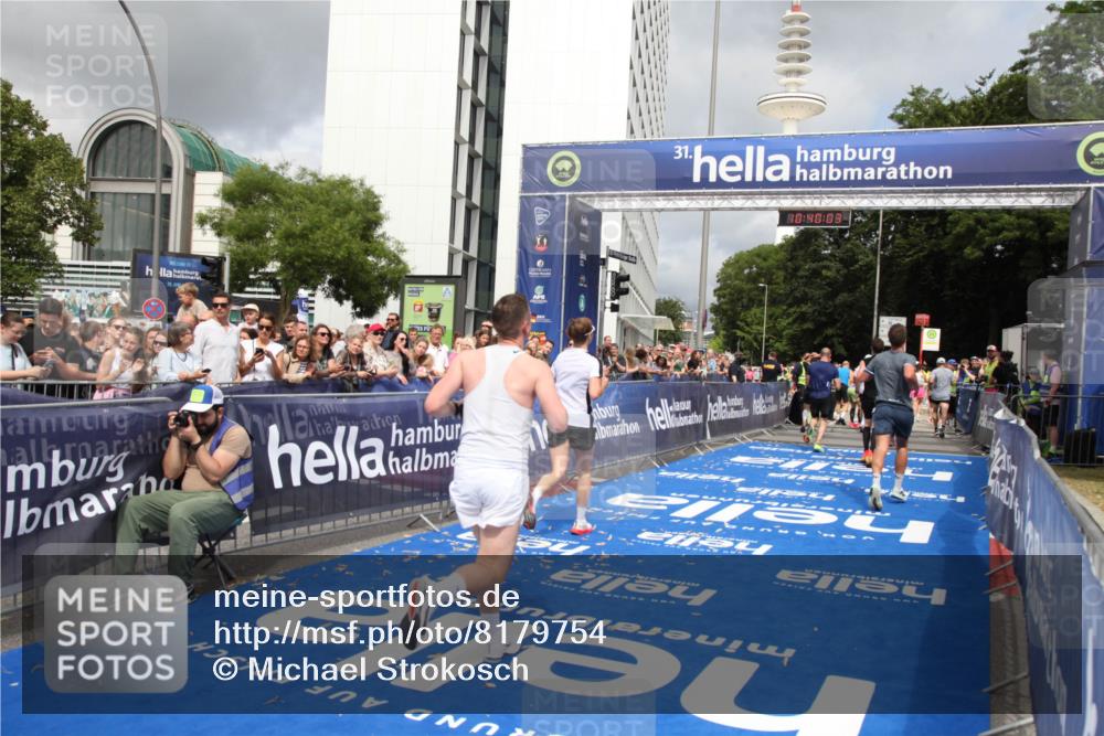 29.06.2025 - hella hamburg halbmarathon Michael Strokosch http://msf.ph/oto/8179754 29.06.2025 10:40:02 Ziel 1603, 2563, 3626, 4766, 5050, 5375, 6080, 7981, 8467, 8574, 15421 meine-sportfotos.de