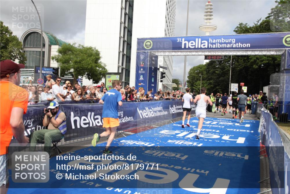 29.06.2025 - hella hamburg halbmarathon Michael Strokosch http://msf.ph/oto/8179771 29.06.2025 10:40:03 Ziel 1603, 3626, 5050, 5375, 6080, 7981, 8467, 8574, 12091, 15421, 17973 meine-sportfotos.de