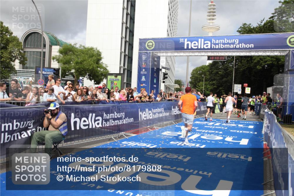 29.06.2025 - hella hamburg halbmarathon Michael Strokosch http://msf.ph/oto/8179808 29.06.2025 10:40:04 Ziel 2826, 3626, 5050, 5375, 6080, 7981, 8467, 8574, 12091, 13514, 15421, 17973 meine-sportfotos.de