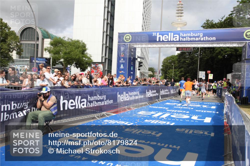 29.06.2025 - hella hamburg halbmarathon Michael Strokosch http://msf.ph/oto/8179824 29.06.2025 10:40:06 Ziel 2826, 3626, 5050, 5375, 6080, 8467, 12091, 13514, 15421, 15424, 17973 meine-sportfotos.de