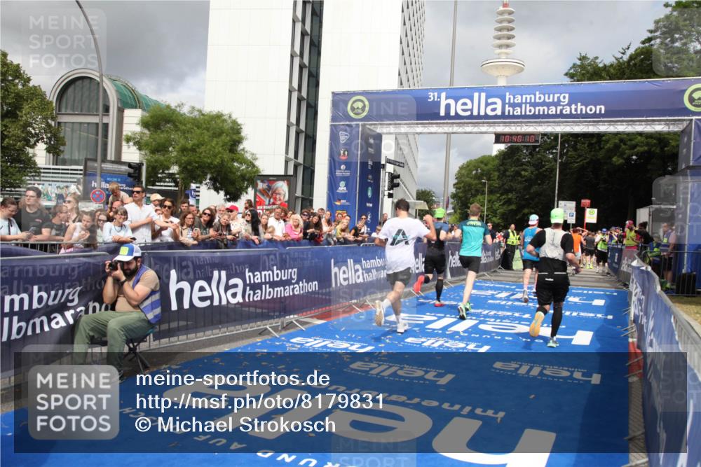 29.06.2025 - hella hamburg halbmarathon Michael Strokosch http://msf.ph/oto/8179831 29.06.2025 10:40:09 Ziel 2826, 5007, 5050, 5508, 6080, 8933, 12091, 13514, 15424, 17973 meine-sportfotos.de