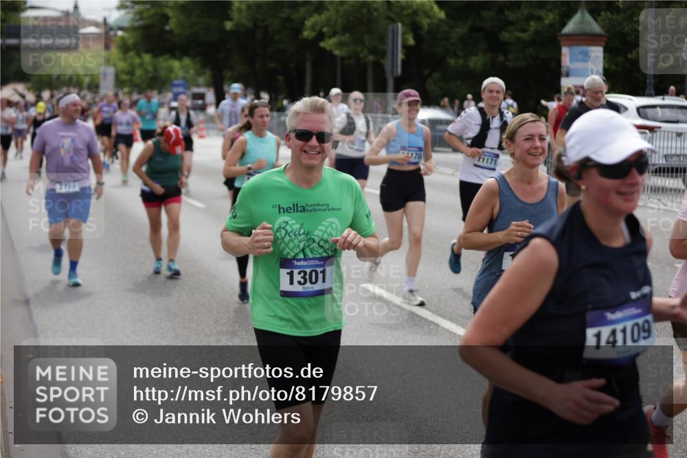 29.06.2025 - hella hamburg halbmarathon Jannik Wohlers http://msf.ph/oto/8179857 29.06.2025 11:09:36 Lombardsbrücke 1289, 1299, 1301, 1601, 2694, 2724, 2726, 3498, 3500, 4058, 5555, 5558, 6323, 6434, 8119, 9300, 10164, 11170, 11171, 11754, 11894, 12085, 12243, 13408, 13597, 13858, 13907, 14109, 14147, 14156, 14401, 14710, 15181, 15440, 15638, 15742, 16324, 16373, 16814, 16969, 17375 meine-sportfotos.de
