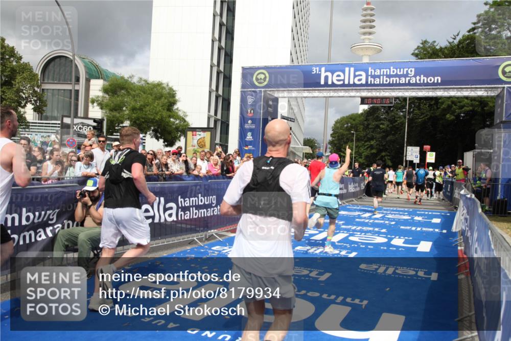 29.06.2025 - hella hamburg halbmarathon Michael Strokosch http://msf.ph/oto/8179934 29.06.2025 10:40:14 Ziel 3547, 4381, 5007, 5409, 5410, 5508, 5916, 7495, 8465, 8933, 10968, 11731, 12704, 13667, 15424, 18979 meine-sportfotos.de