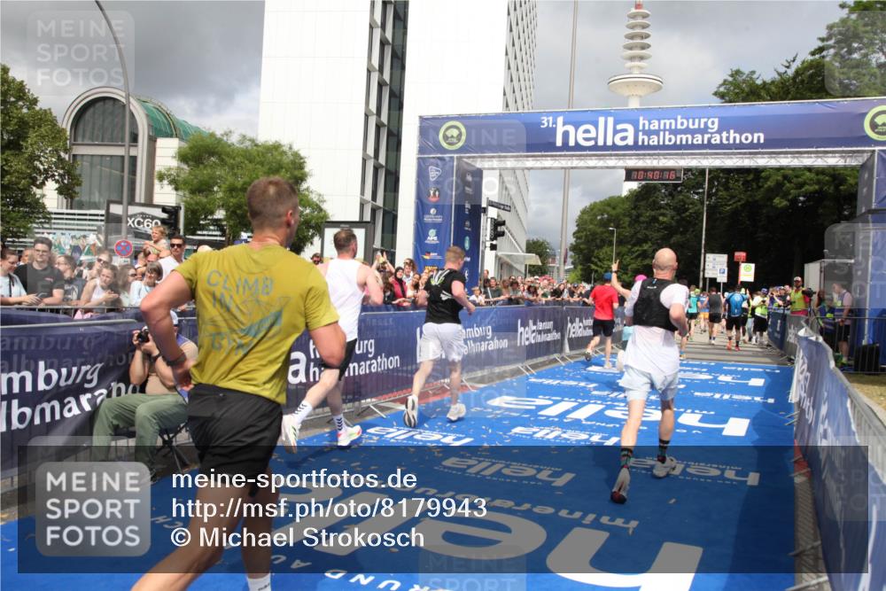 29.06.2025 - hella hamburg halbmarathon Michael Strokosch http://msf.ph/oto/8179943 29.06.2025 10:40:15 Ziel 3547, 4381, 5007, 5409, 5410, 5508, 5916, 7495, 8465, 8933, 10968, 11731, 12704, 13667, 15424, 18614, 18979 meine-sportfotos.de