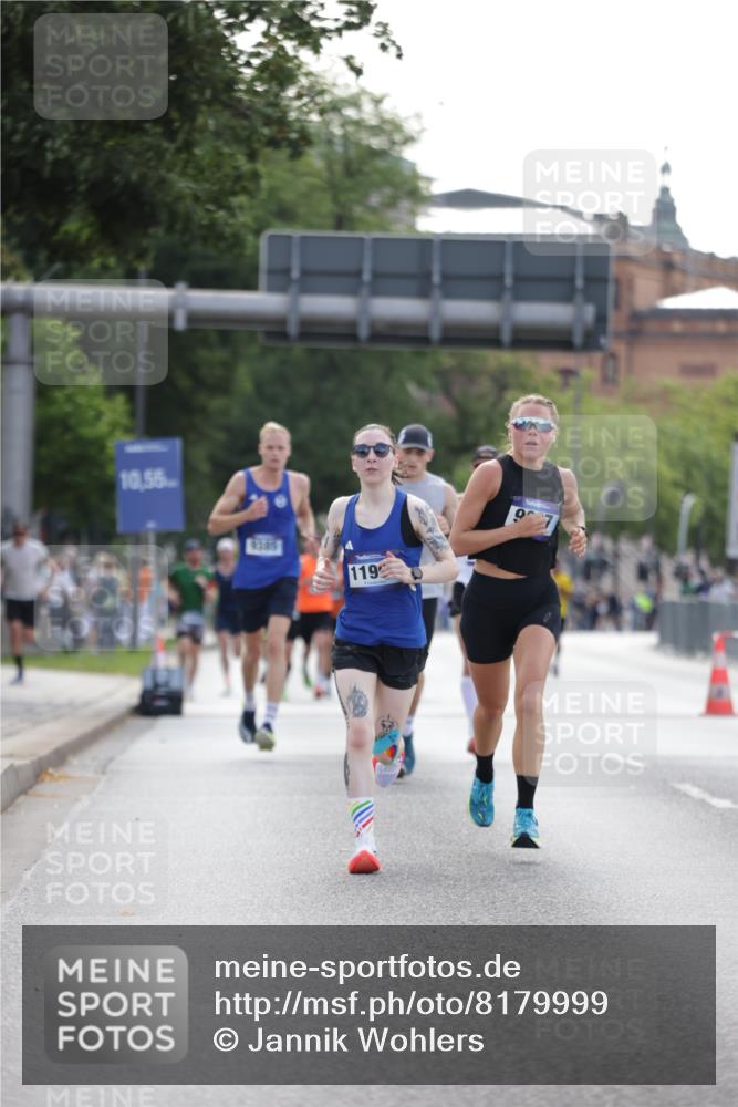29.06.2025 - hella hamburg halbmarathon Jannik Wohlers http://msf.ph/oto/8179999 29.06.2025 09:42:34 Lombardsbrücke 4338, 5612, 7331, 7855, 9097, 11228, 11994, 12341, 12360, 12529, 12992, 13346, 14753, 14836, 18740, 19076 meine-sportfotos.de