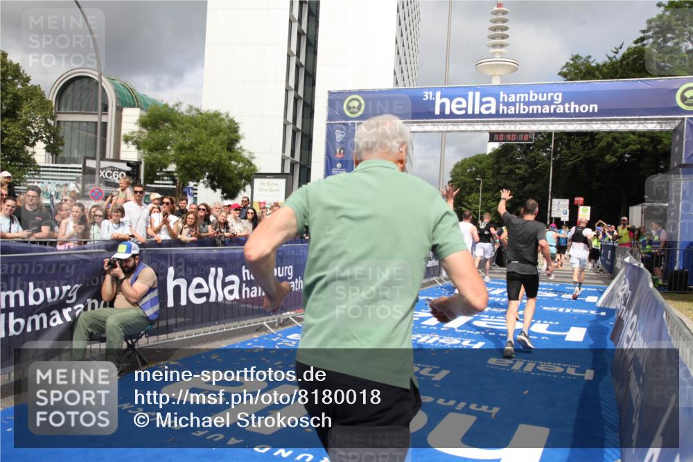 29.06.2025 - hella hamburg halbmarathon Michael Strokosch http://msf.ph/oto/8180018 29.06.2025 10:40:17 Ziel 3547, 4381, 5007, 5409, 5410, 5508, 5803, 5916, 7495, 8465, 10968, 11731, 12704, 13667, 14699, 18614, 18979 meine-sportfotos.de