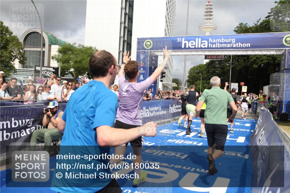 29.06.2025 - hella hamburg halbmarathon Michael Strokosch http://msf.ph/oto/8180035 29.06.2025 10:40:18 Ziel 3547, 4381, 5007, 5409, 5410, 5508, 5803, 5916, 7495, 8465, 10968, 11731, 12704, 13667, 14699, 18614, 18979 meine-sportfotos.de