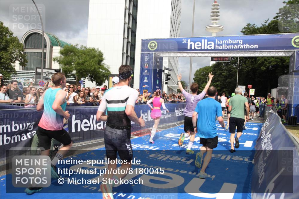 29.06.2025 - hella hamburg halbmarathon Michael Strokosch http://msf.ph/oto/8180045 29.06.2025 10:40:19 Ziel 3547, 4381, 5409, 5410, 5803, 5916, 7495, 8465, 10968, 11731, 12704, 13667, 14699, 18614, 18979 meine-sportfotos.de
