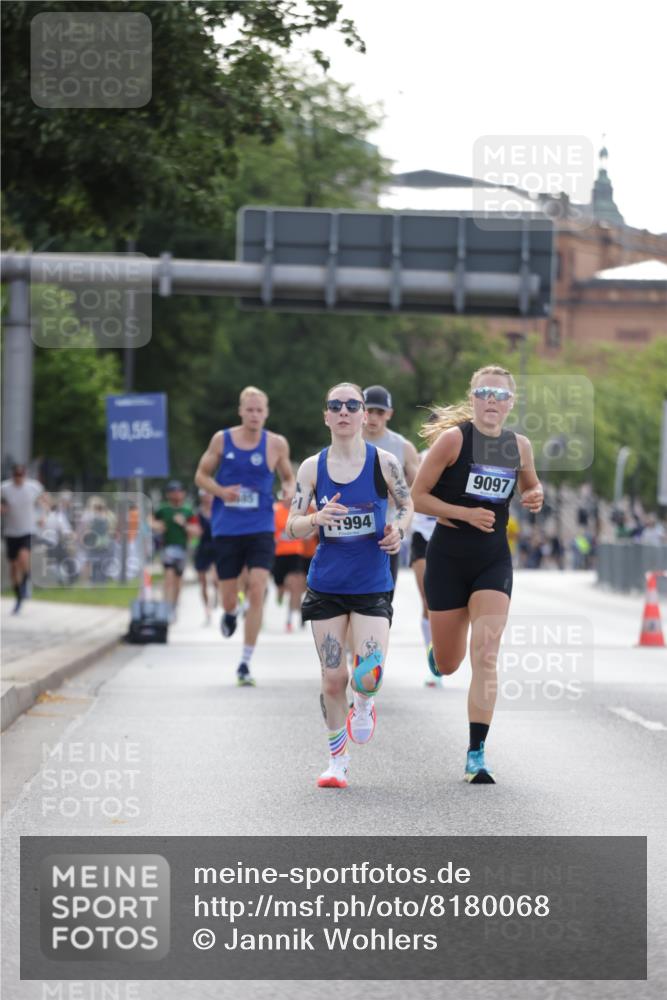 29.06.2025 - hella hamburg halbmarathon Jannik Wohlers http://msf.ph/oto/8180068 29.06.2025 09:42:35 Lombardsbrücke 4338, 5612, 7331, 7855, 9097, 11228, 11994, 12341, 12529, 12992, 13346, 14728, 14753, 18740, 19076 meine-sportfotos.de