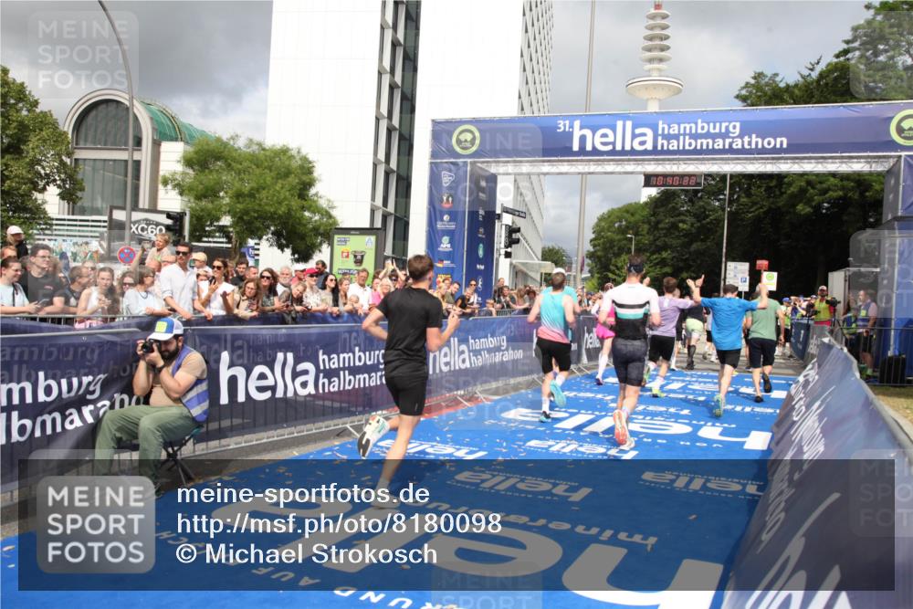 29.06.2025 - hella hamburg halbmarathon Michael Strokosch http://msf.ph/oto/8180098 29.06.2025 10:40:20 Ziel 3547, 4381, 5409, 5410, 5803, 8465, 10968, 11731, 12704, 13667, 14699, 18614, 18979 meine-sportfotos.de